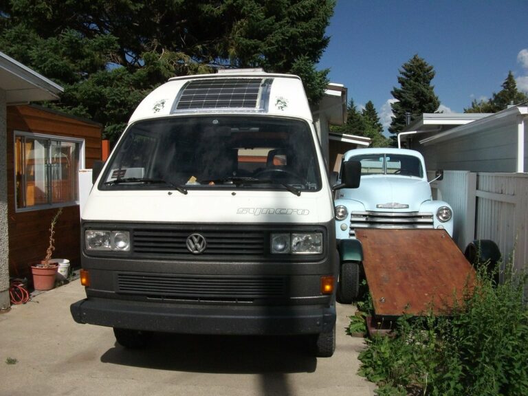Van aménagé avec panneau solaire sur le toit
