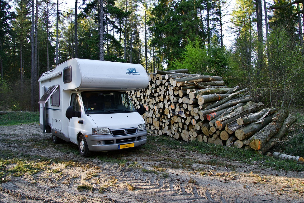 Camper met zonnepanelen in de natuur, autarkisch kamperen