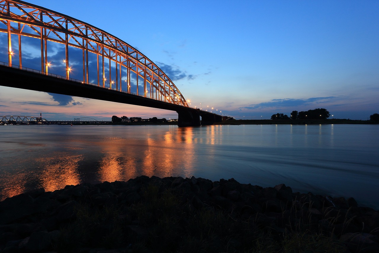 De stad Nijmegen aan de Waal