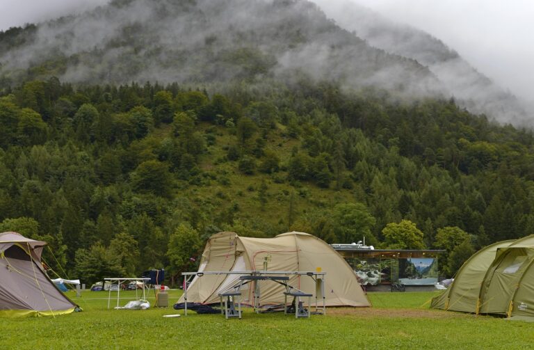 Tent op een zonnige camping in de zomer