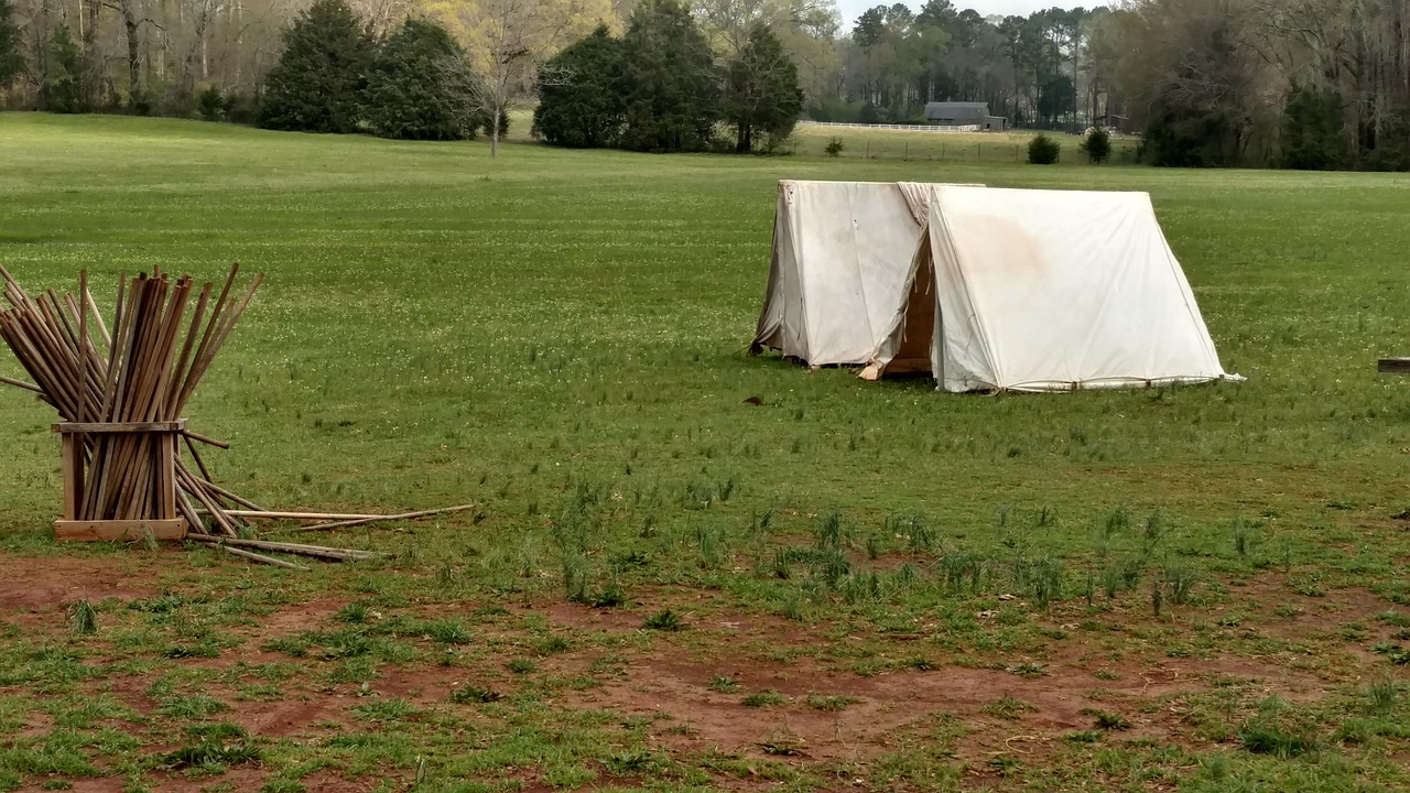 Tent op een kampeerplaats in de natuur