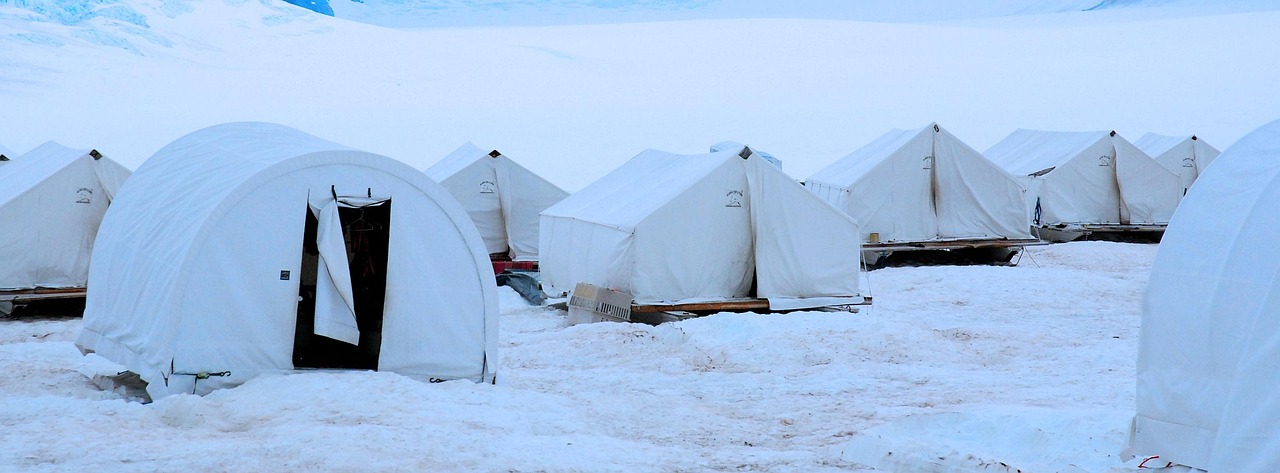 Tent in een besneeuwd winterlandschap