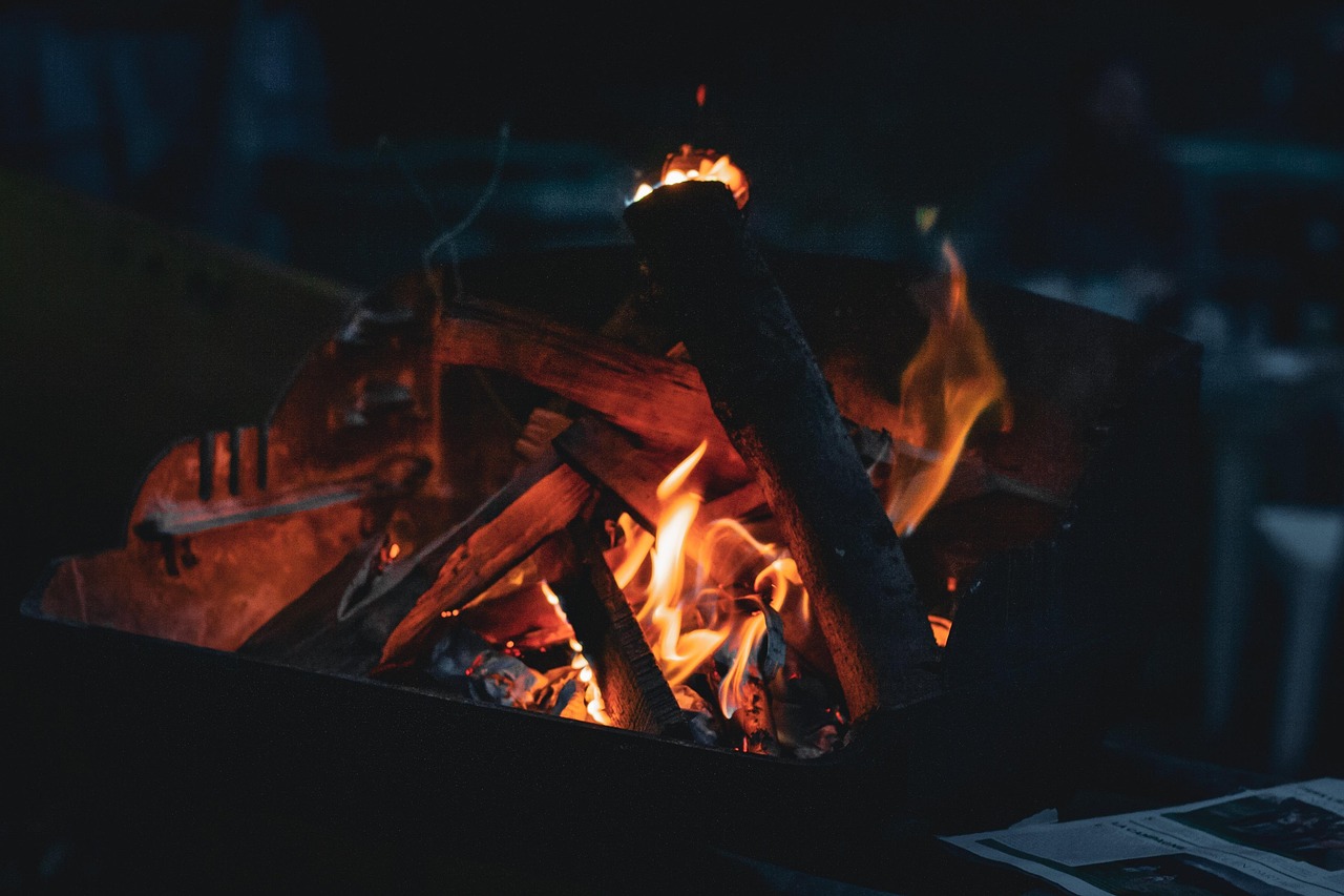 Brandend kampvuur op een camping