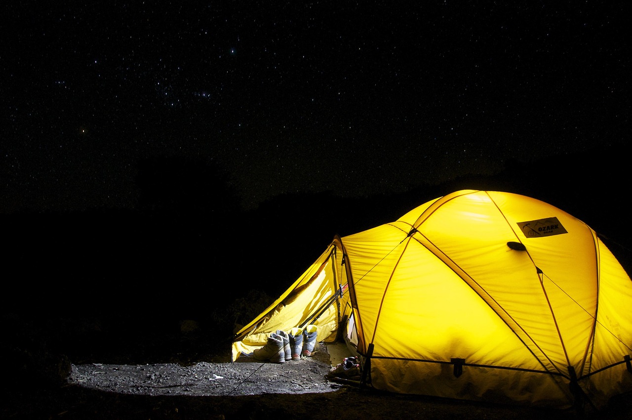 Tent in de natuur, paalkamperen
