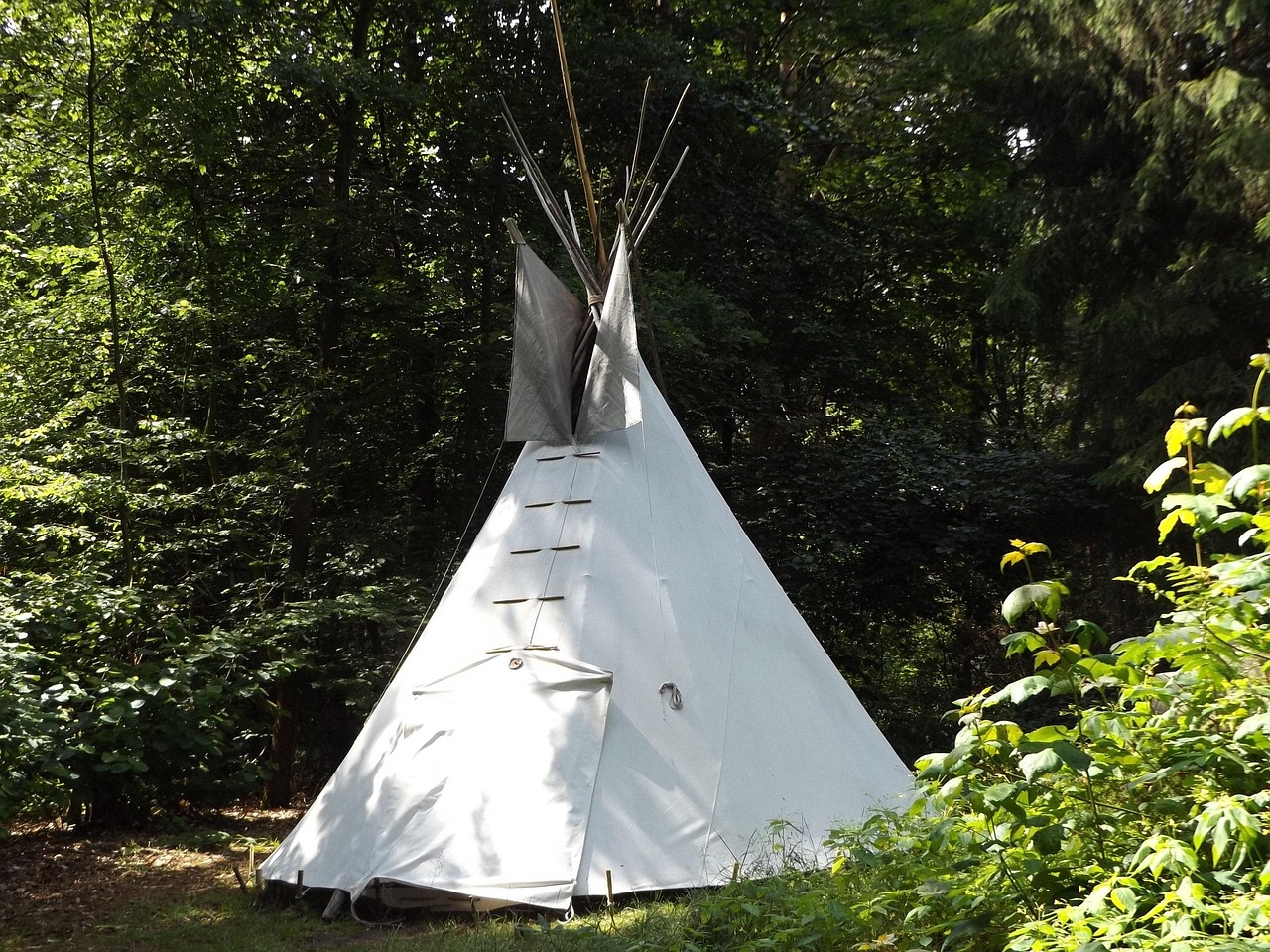 Tipi tent in een bos, wildkamperen sfeer