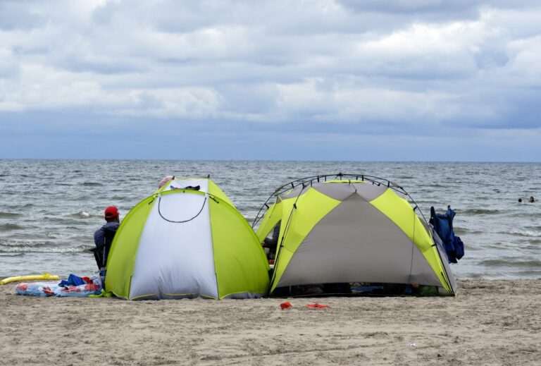 Twee kleine tenten op het strand aan zee