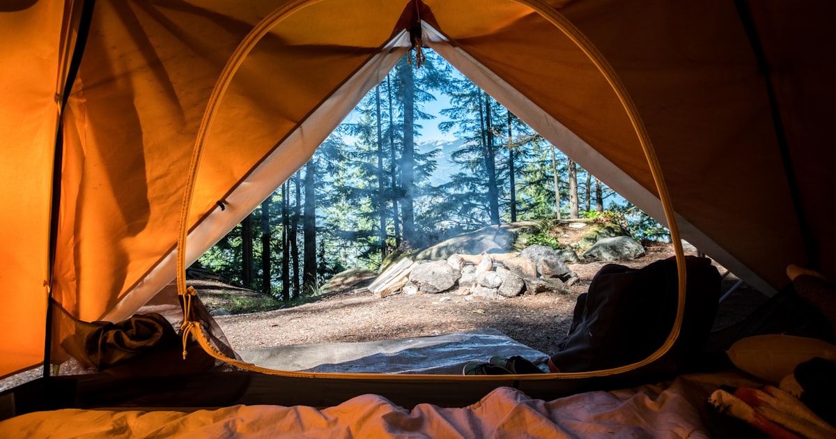 Kamperen in de natuur in Frankrijk - tent tussen de bomen