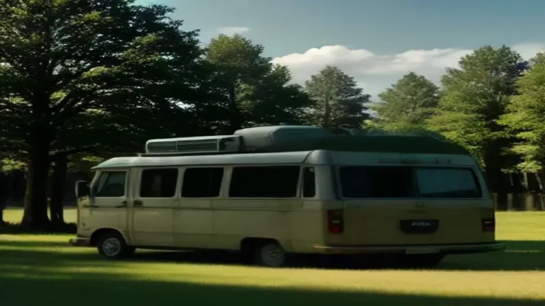 camperplek met camper op een grasveld tussen de bomen