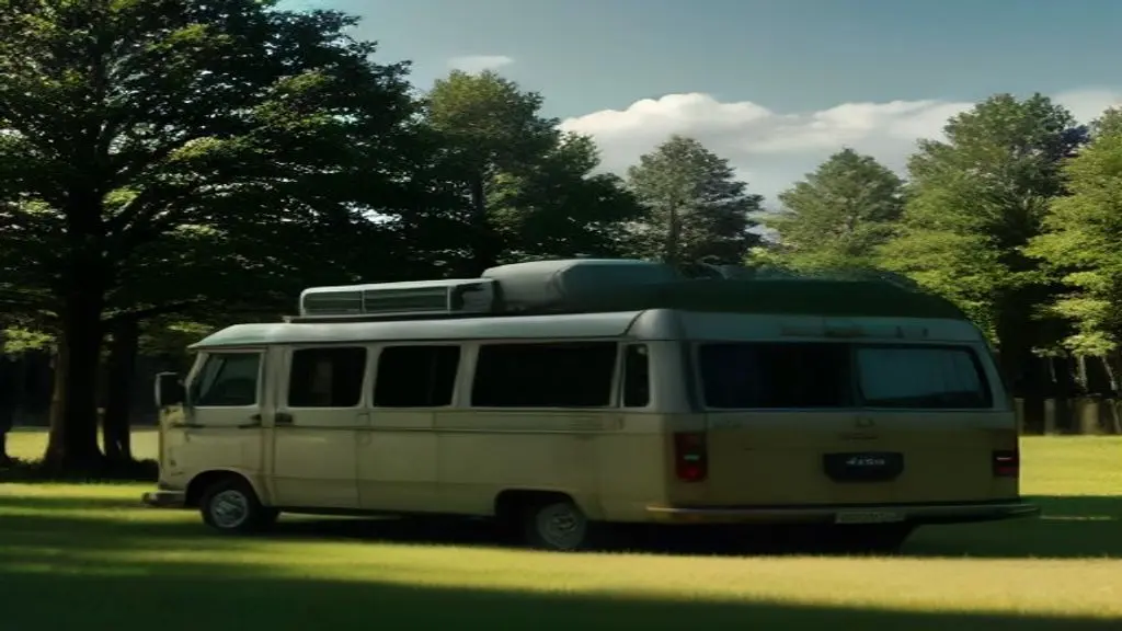 camperplek met camper op een grasveld tussen de bomen